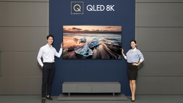 삼성디지털프라자 학여울점에서 모델들이 퀀텀닷 기술에 8K 해상도를 적용해 압도적인 화질을 구현하는 ‘QLED 8K’(82인치 Q900R 제품)를 소개하고 있다.