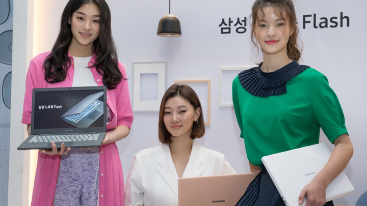 22일 서울 성수동 피어59 스튜디오에서 진행된 미디어데이에서 ‘삼성 노트북 Flash’를 소개하고 있는 모습