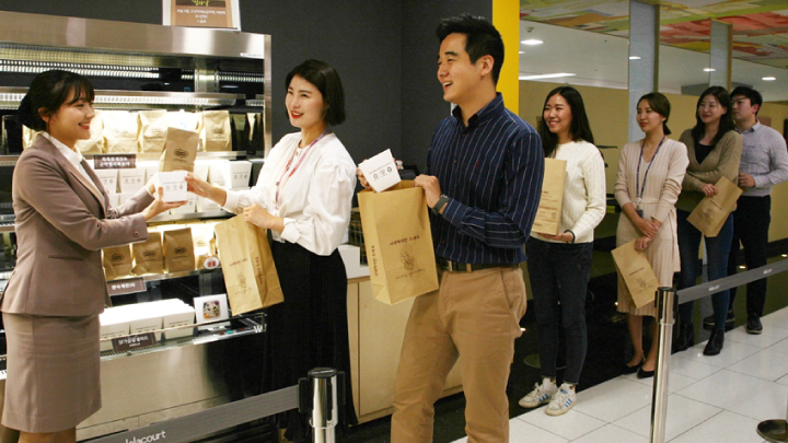 수원 ‘삼성 디지털시티’ 사내 식당에서 임직원들이 테이크아웃 음식이 담긴 재생종이 봉투를 들고 있다.