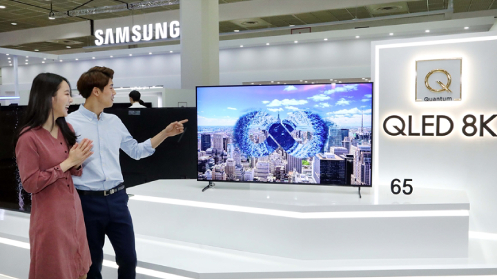 삼성전자가 24일부터 27일까지 서울 삼성동 코엑스에서 열리는 ‘KES 2018(한국전자전)’에서 ‘세상에 없던 라이프’라는 컨셉으로 전략 제품을 대거 전시한다. 삼성전자 모델들이 ‘QLED 8K TV’의 최고화질 화면을 감상하고 있다.