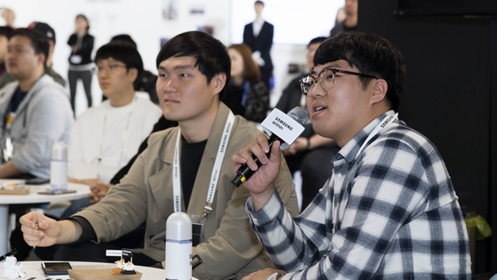 삼성 위드인 행사에 참여한 참석자가 질의하는 모습