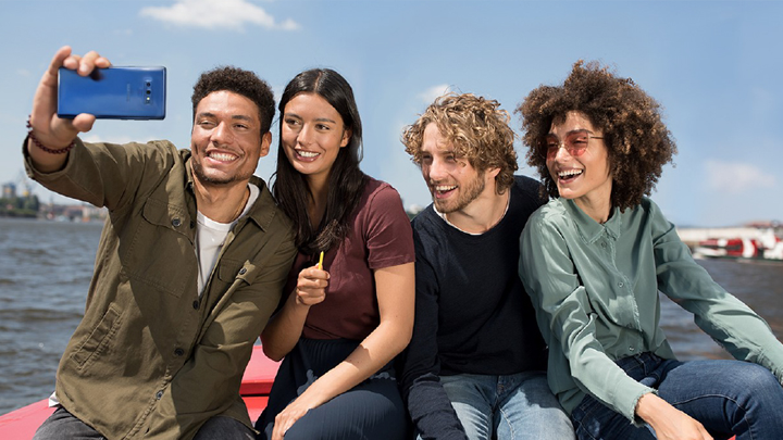 S펜을 활용해 단체사진을 찍는 사람들