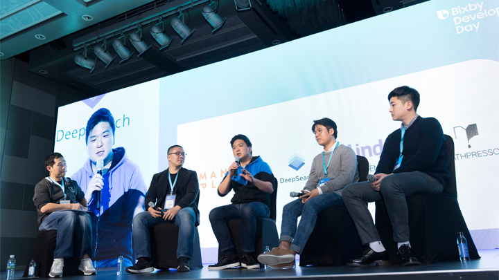 ▲ ‘AI 새로운 비즈니스 기회’라는 주제로 토의를 한 빅스비 파트너사 패널들. 왼쪽부터 삼성전자 이지수 상무, 망고 플레이트 김대웅 대표, 딥서치 김재윤 대표, 히든트랙 오정민 대표, 매스프레소 이종흔 공동대표