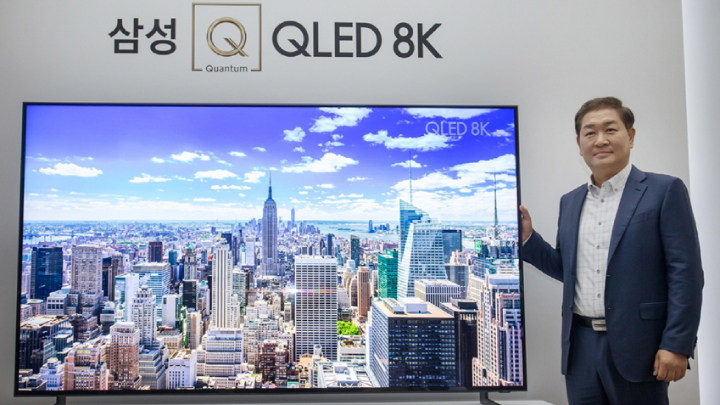 삼성전자 영상디스플레이사업부 한종희 사장이 7일 서울 반포 플로팅 아일랜드 컨벤션홀에서 열린 ‘Q LIVE’ 행사에서 압도적인 화질과 몰입감으로 최상의 시청환경을 제시하는 ‘QLED 8K’ TV를 소개하고 있다.