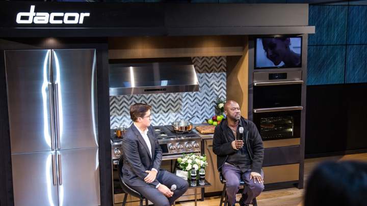 데이코가 뉴욕 맨하튼에 위치한 삼성 뉴욕 마케팅센터(삼성 837)에서 사업 비전을 공유하는 ‘비전메이커’ 행사를 개최했다. 행사에 참석한 저널리스트 스펜서 베일리(좌측)와 세계적인 건축가 데이비드 아자예(우측)가 대화를 나누고 있다.