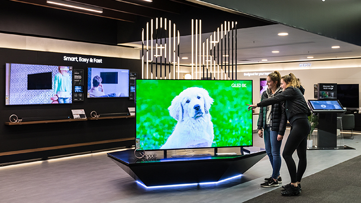 삼성전자가 최근 영국 주요 전자제품 유통인 ‘커리스(Currys)’와 함께 영국 최대 규모 중 하나인 뉴몰든 매장에 프리미엄 TV 체험존을 마련했다. 매장에 방문한 고객들이 85인치 QLED 8K를 감상하고 있다.