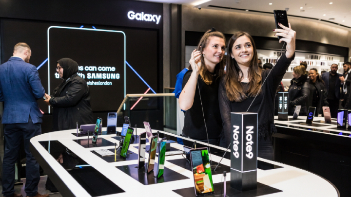 영국 런던 시내 중심부인 옥스포드 스트리트에 위치한 ‘삼성 익스피리언스 스토어’에서 다양한 갤럭시 스마트기기를 체험하고 있는 모습