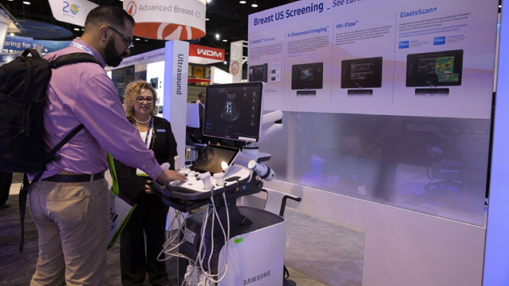 삼성전자와 삼성메디슨이 11월 25일부터 30일까지 미국 시카고에서 개최되는 ‘북미영상의학회 2018(RSNA, Radiological Society of North America)’에 참가해 영상진단기기 전 제품군을 공개하고 삼성만의 독자적인 AI 진단보조기능들을 대거 선보였다. 관람객이 삼성 초음파 영상기기에 적용된 AI 기반 진단보조기능을 체험하고 있다.
