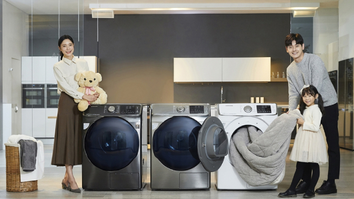 삼성전자가 건조기 ‘그랑데’ 제품군에 16kg 신모델을 출시하며 국내 건조기 대용량 시장 확대에 박차를 가한다. 삼성전자 모델들이 '그랑데' 제품을 소개하고 있다.