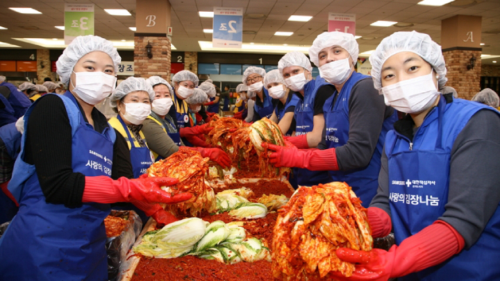 연말을 맞아 수원 ‘삼성 디지털 시티’에서 삼성전자 임직원과 지역 시민 400여명이 함께 65톤 규모의 김장 김치를 담가 도움이 필요한 8,272세대에 전달했다.