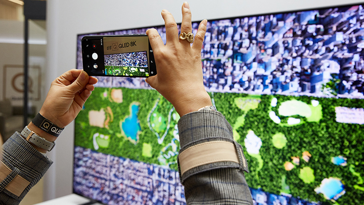 ▲QLED 8K와 같은 초고해상도 디스플레이를 통해 영상을 시청하는 경우, 뇌가 실재를 보는 것처럼 인지한다