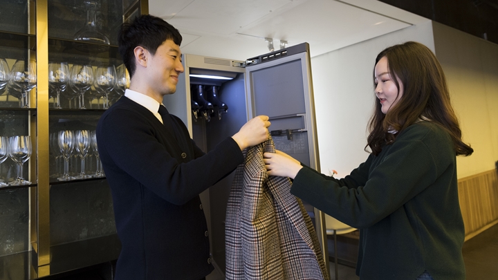 ▲‘정식당’의 홀을 담당하는 하주형 씨가 고객에게 건네받은 울 소재의 재킷을 ‘에어드레서’에 걸고 있다