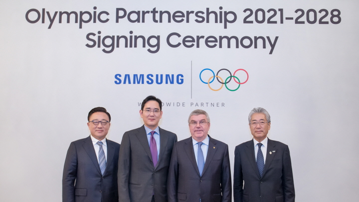 고동진 삼성전자 IM 부문 대표이사 사장, 이재용 삼성전자 부회장, 토마스 바흐(Thomas Bach) IOC 위원장, 다케다 쓰네카즈(Takeda Tsunekazu) IOC 마케팅위원회 위원장(좌로부터 우)이 2028 LA 올림픽까지 후원을 연장하는 조인식 이후 기념 촬영을 하고 있다.