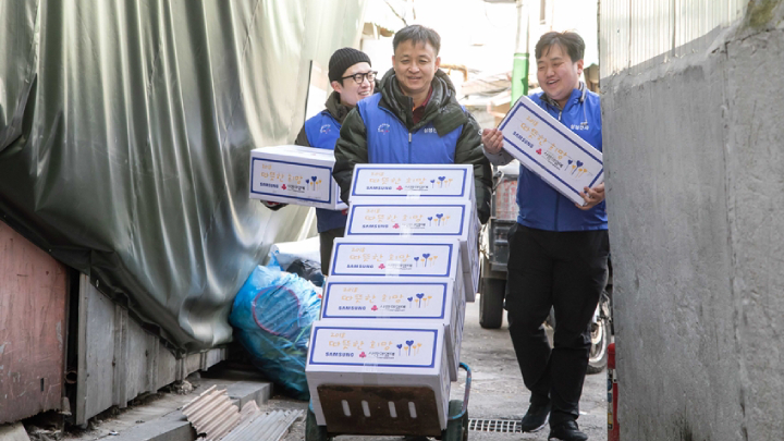 5일 삼성전자 임직원들이 서울 동대문구에 위치한 쪽방을 찾아 거주하는 어르신들에게 전달할 생필품 세트를 나르고 있다.