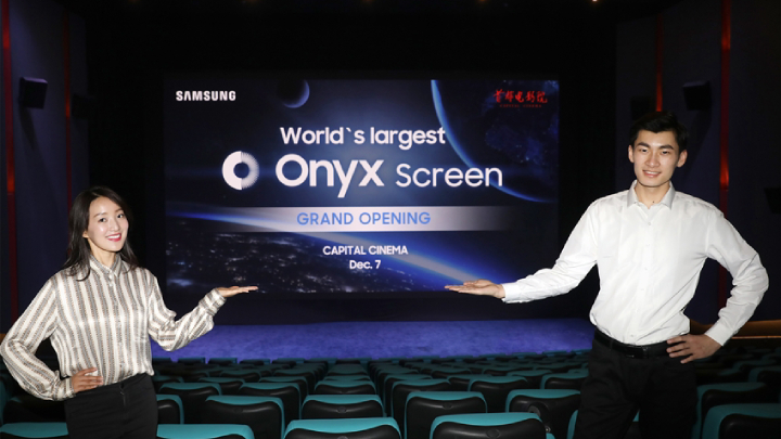 삼성전자가 7일 중국 베이징에 위치한 쇼오두 영화관에 가로 14미터의 대형 ‘오닉스(Onyx)’ 스크린을 최초로 도입하고 개관 축하 행사를 가졌다. 삼성전자 모델들이 대형 ‘오닉스’ 스크린을 소개하고 있다.