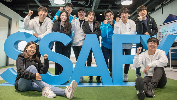 10일 ‘삼성 청년 소프트웨어 아카데미’ 서울 캠퍼스에 입과하는 교육생들이 기념 사진을 촬영하고 있다.