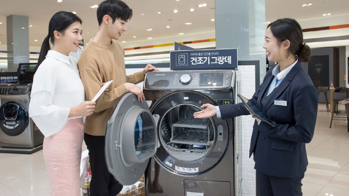 삼성 건조기 ‘그랑데’ 16kg 신모델이 시장에 출시되자 마자 큰 인기를 끌며 최근 진행한 소비자 대상 체험단 모집에도 1만명 이상의 지원자가 몰려 화제다. 디지털프라자 강남 본점에서 삼성전자 모델들이 ‘그랑데’ 제품을 구경하고 있다.