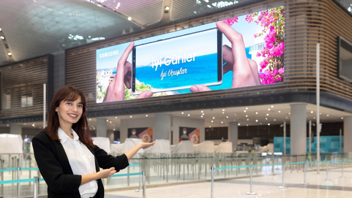 삼성전자가 세계 최대 공항을 목표로 하고 있는 터키 이스탄불 신공항에 스마트 사이니지 7백여대를 설치했다. 이 중 LED 사이니지는 총 설치 면적이 1,012 제곱 미터에 달해 공항 내부에 설치된 LED 스크린으로는 세계 최대 규모를 자랑한다. (사진 1~3은 LED 사이니지, 사진 4는 스마트 사이니지)