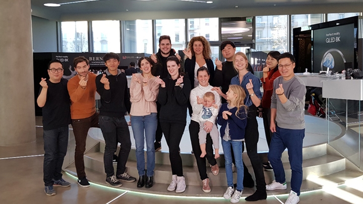 베베케어 솔루션 영상에 참여한 스태프들과 한국식 하트를 손으로 표현해 봤다. 이게 바로 한류 단체사진 스타일!