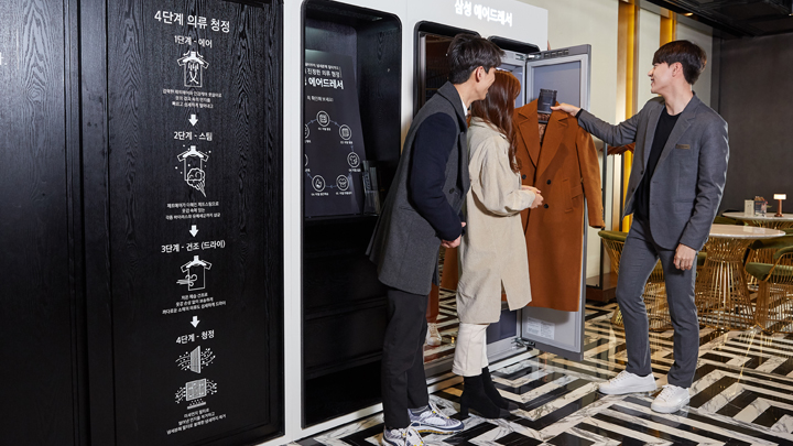 ▲ CGV 씨네드 쉐프(CGV CINE de CHEF) 용산점에서 영화 관람을 끝낸 방문객이 자신의 옷을 찾아가고 있는 모습. 하루 평균 4~500명 이 에어드레서를 통해 의류를 관리받고 있다.