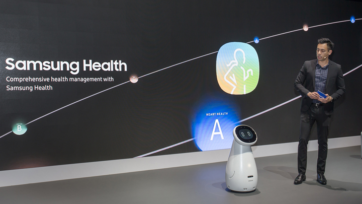 ▲ 삼성전자가 미국 라스베이거스에서 열린 세계 최대 전자 전시회 CES2019에서 '삼성봇 케어' 시연을 하고 있다. '삼성봇 케어'는 실버 세대의 건강과 생활 전반을 종합적으로 관리해준다. 사용자의 혈압•심박•호흡•수면 상태를 측정하는 등 건강 상태를 지속적으로 확인하고, 복약 시간과 방법에 맞춰 약을 먹었는지도 관리해 준다.