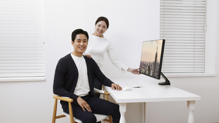 삼성전자가 CES 2019에서 업무 공간의 변화를 가져올 ‘스페이스 모니터’와 화질 혁신을 보여줄 ‘커브드 QLED 게이밍 모니터’ 신제품을 공개한다. 삼성전자 모델들이 ‘스페이스 모니터’를 소개하고 있다.