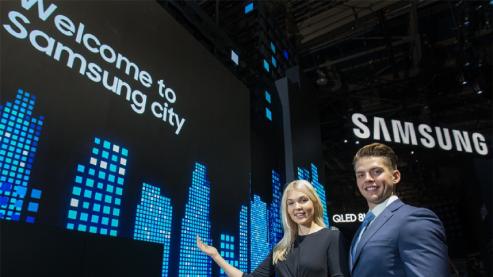 삼성전자 전시관 입구에는 초대형 LED 사이니지로 구성된 파사드가 설치돼 첨단 기술이 만들어가 가는 미래 도시의 모습을 형상화하고 창사 50주년을 기념해 삼성전자의 전략제품과 브랜드 이미지를 담은 영상을 보여 준다.