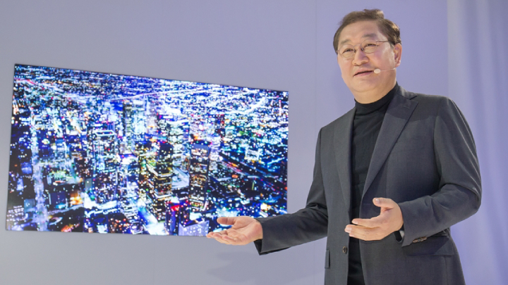 삼성전자 영상디스플레이 사업부장 한종희 사장은 이 날 전 세계 500여명의 미디어가 참석한 가운데 ‘마이크로 LED’를 적용한 75형 스크린을 세계 최초로 공개하고, AI 시대의 스크린 혁신에 대한 비전을 공유했다.