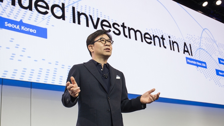 삼성전자가 미국 라스베이거스 만달레이베이 호텔에서 세계 최대 전자 전시회 'CES 2019' 개막에 앞서 미래 비전과 2019년 주요 사업을 소개하는 프레스 컨퍼런스를 개최했다. 삼성전자 김현석 대표이사가 CES 2019 프레스 컨퍼런스에서 발표를 하고 있다.