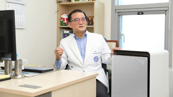 삼성전자가 최근 국내 저명한 꽃가루 알레르기 분야 전문가인 한양대학교 의과대학 소아청소년과 오재원 주임교수 연구팀과 함께 ‘공기청정기가 알레르기 증상에 미치는 영향’에 관한 임상시험을 진행한 결과, 삼성전자 공기청정기 ‘삼성 큐브’가 아토피 피부염·알레르기 비염·천식 등 소아·청소년 알레르기 질환 호전에 효과가 있다는 연구 결과가 나왔다. 한양대학교 의과대학 소아청소년과 오재원 주임교수와 ‘삼성 큐브’.