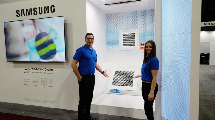 삼성전자가 미국 조지아주 애틀랜타에서 열리는 ‘AHR엑스포’에 참가해 무풍에어컨을 포함해 북미 시장을 공략할 혁신 공조 솔루션을 대거 선보인다. 삼성전자 모델들이 무풍 4Way 카세트 제품을 소개하고 있다.
