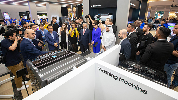 15일(현지시간) 아랍에미레트 두바이의 최대 쇼핑몰 두바이몰에서 열린 ‘삼성 익스피리언스 스토어’ 오프닝 행사에서 삼성전자 관계자와 현지 거래선 대표들이 참석해 설명을 듣고 있다.