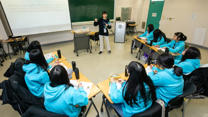 지난 17일 인천광역시 송도에 위치한 연세대학교 국제캠퍼스에서 2019년 삼성드림클래스 겨울캠프에 참가한 중학생들이 대학생 멘토로부터 수업을 듣고 있다.