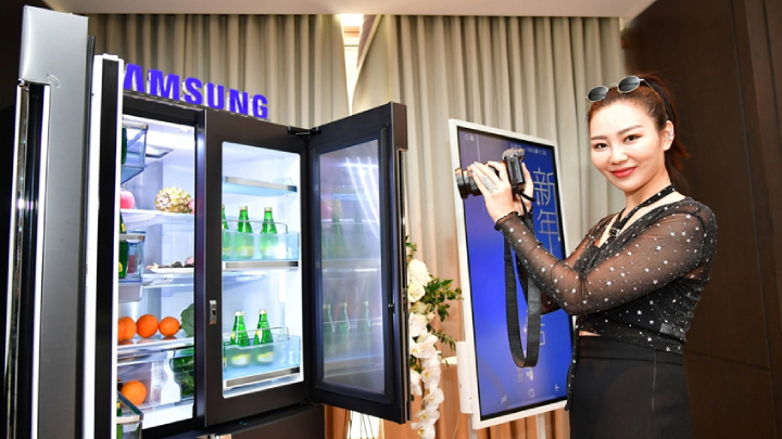 중국 패션 분야 왕훙 ‘리우웬웬(LiuWenwen, 웨이보 팬 수 169만명)’이 삼성전자 메탈쿨링 4도어 냉장고를 직접 체험해보고, 웨이보·위챗 등 SNS에 올리기 위한 제품사진을 촬영하고 있다.
