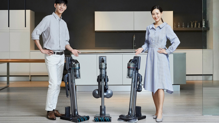 삼성전자가 무선 청소기 업계 최고 수준인 200W(와트) 흡입력을 구현하고 차별화된 미세먼지 배출 차단 시스템을 갖춘 프리미엄 무선청소기 ‘삼성 제트’를 출시한다. 삼성전자 모델들이 무선 청소기 '삼성 제트'를 소개하고 있다.