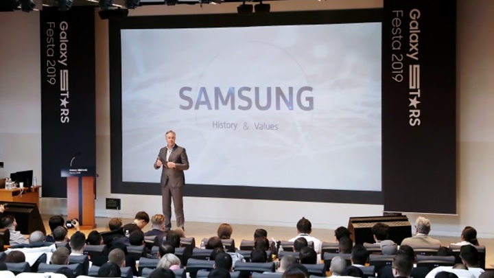 22일 서울 신라호텔에서 열린 갤럭시 스타즈 만찬에는 삼성전자 IM부문장인 고동진 대표이사가 참석해, 참가자들에게 감사를 표했다.