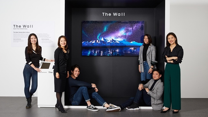 ▲ 더 월 기획•디자인•마케팅을 담당한 삼성전자 영상디스플레이사업부 (왼쪽부터 시계 반대 방향) 고희진, 구승완, 이현경, 왕태라, 윤상운, 최유진 씨