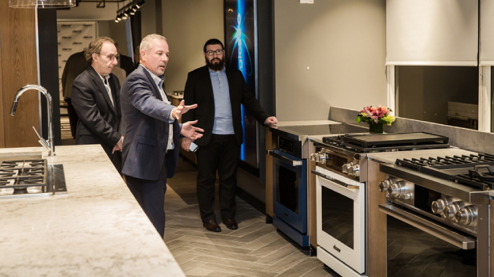 30일과 31일(현지시간) 양일간 열린 쇼룸 오프닝 행사에서 미국 동부 지역 주요 거래선과 디자인 전문 미디어, 키친 디자이너 등 업계 관계자들이 ‘모더니스트 컬렉션’과 ‘헤리티지 컬렉션’ 등 데이코 빌트인 주방 가전 제품들을 살펴보고 있다.