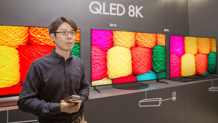 삼성전자 연구원이 2019년형 QLED 8K의 화질을 시연하고 있다. QLED 8K는 입력되는 영상의 화질에 상관없이 8K 수준의 시청 경험을 제공하며, 새로운 화질 기술이 적용돼 한층 개선된 블랙 표현과 시야각을 자랑한다.