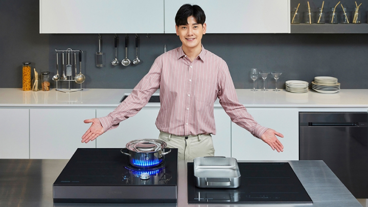 삼성전자가 강력한 화력과 15단계의 미세한 온도 조절 기능으로 요리의 맛을 극대화하고, 안전성과 사용 편의성까지 대폭 강화한 2019년형 전기레인지 인덕션을 출시한다. 국내 최초로 1개 화구를 최대 4분할해서 사용 가능한 ‘콰트로 플렉스존’이 적용돼 조리 도구의 크기와 형태에 상관없이 여러 가지 요리를 동시에 할 수 있다. 제품 테두리에 알루미늄 프레임을 적용해 측면과 모서리 부분이 조리 용기에 부딪쳐 깨지거나 균열이 생길 확률을 크게 줄였다. 제품별 세부 기능 차이와 전원 연결 방식에 따라 출고가 기준 129만원에서 299만원이다. 삼성전자는 오는 14일부터 삼성닷컴 홈페이지를 통해 ‘셰프컬렉션 인덕션’ 올 플렉스 모델의 예약 판매를 시작하며, ‘셰프컬렉션 인덕션’ 사전 체험단도 모집한다.