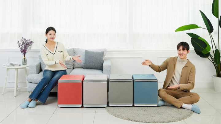 삼성전자가 프리미엄 공기청정기 ‘삼성 큐브’에 최근 인테리어 디자인 트렌드와 밀레니얼 세대의 선호도를 반영한 4가지 색상을 신규로 도입한다. 삼성전자 모델들이 '삼성 큐브' 컬러 에디션을 소개하고 있다.