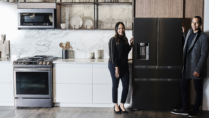 삼성전자 직원들이 ‘셰프컬렉션’ 냉장고와 오븐 등 프리미엄 빌트인 가전 제품을 중심으로 한 ‘투스칸 스테인리스’ 주방 가전 패키지를 새롭게 선보였다.