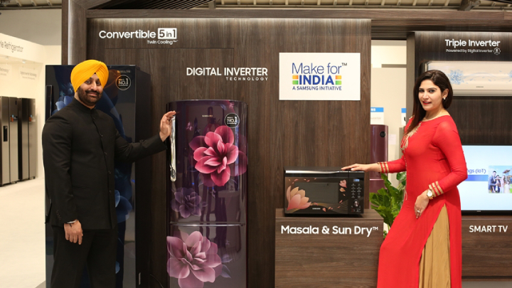 삼성전자 모델들이 인도 지역에 특화된 냉장고와 전자레인지를 소개하고 있다.