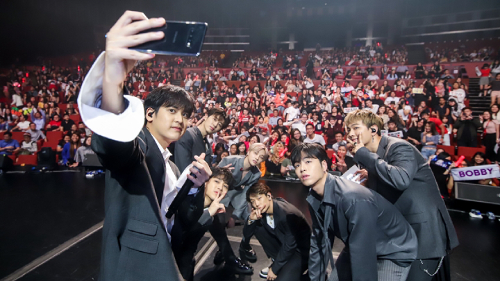 21일(현지시간) 싱가포르에서 진행된 ‘갤럭시 S10’ 출시 행사서 아이콘(iKON)이 ‘갤럭시 S10’의 초광각 카메라를 활용해 참석자들과 셀피를 촬영하고 있다.