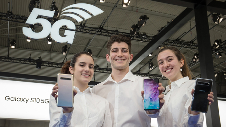 세계 최대 모바일 전시회 ‘모바일 월드 콩그레스(MWC) 2019’ 개막을 이틀 앞둔 23일(현지시간) 삼성전자 최초 5G 스마트폰 ‘갤럭시 S10 5G’를 소개하고 있는 모습