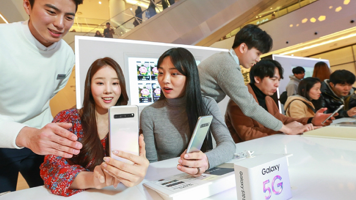 갤럭시 스튜디오를 찾은 소비자들이 삼성전자 최초 5G 스마트폰 ‘갤럭시 S10 5G’를 체험하고 있다. 갤럭시 S10 5G 체험 공간은 타임스퀘어와 코엑스, 롯데월드몰 내에 마련된 갤럭시 스튜디오에서 만날 수 있다.