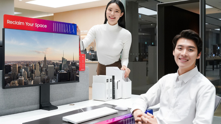 삼성전자가 책상 위 공간 활용을 자유롭게 해 줄 ‘삼성 스페이스 모니터’를 한국 시장에 3월 4일 출시한다. 삼성전자 모델들이 스페이스 모니터를 소개하고 있다.