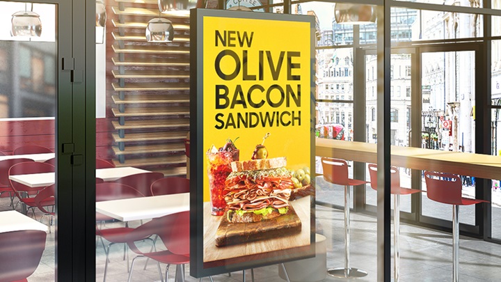 밝은 대낮 길가에서도 한눈에 고객의 시선을 사로잡는 세미아웃도어(semi-outdoor) 사이니지