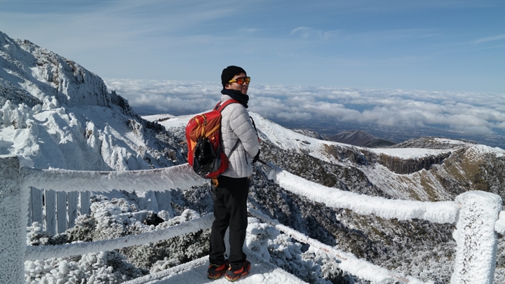 ▲ 한라산을 등반 중인 진원 씨. 펼쳐진 설경이 등반 과정이 녹록지 않았음을 보여 준다
