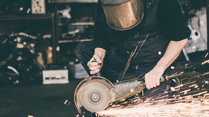 제가 몸담고 있는 부서는 금형을 개발하고 제작하는, 이른바 쇠를 깎고 다듬고 조립해 제품을 만들어 내는 현장이기 때문입니다.